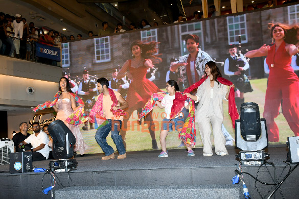 photos varun dhawan mrunal thakur and pooja hegde snapped promoting their film hai jawani toh ishq hona hai at korum mall thane 2026 2