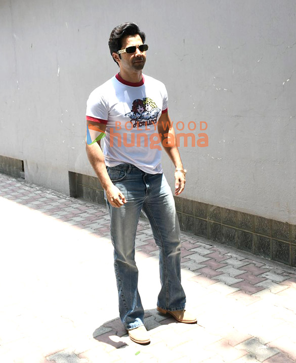 photos varun dhawan and pooja hegde snapped promoting hai jawani toh ishq hona hai 4