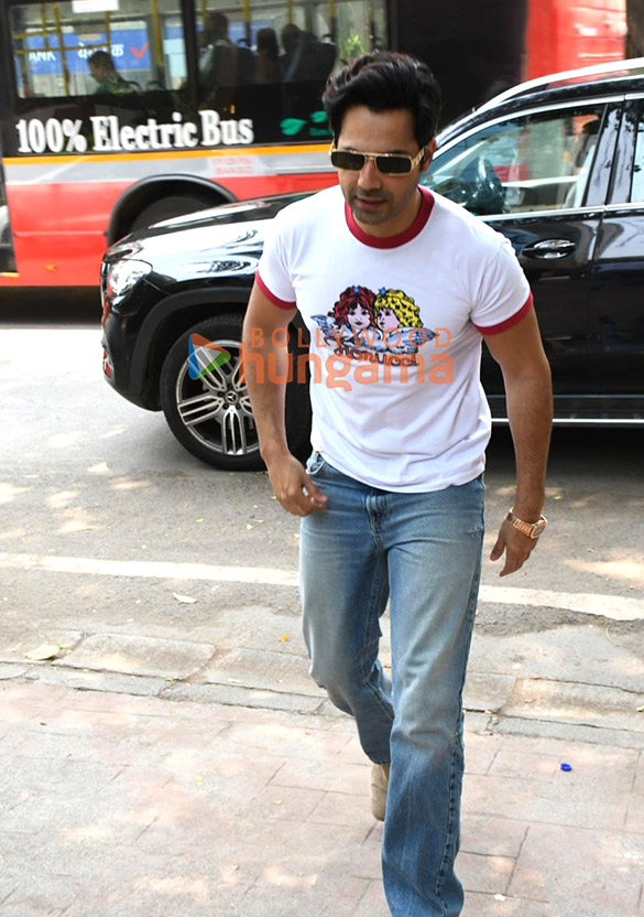 photos varun dhawan snapped in bandra 2 6
