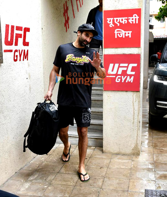 Photos: Aditya Roy Kapur snapped outside a gym in Bandra Photos: Aditya Roy Kapur snapped outside a gym in Bandra