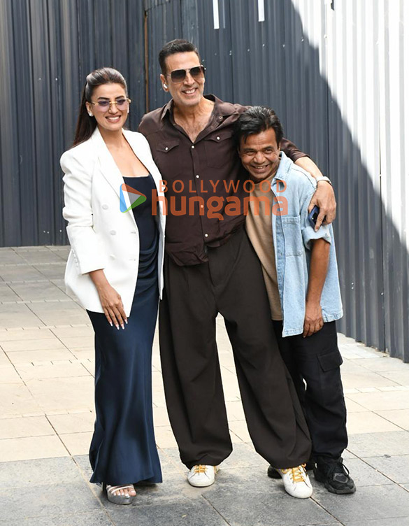 photos akshay kumar disha patani akshara singh and rajpal yadav snapped at kalina airport 5