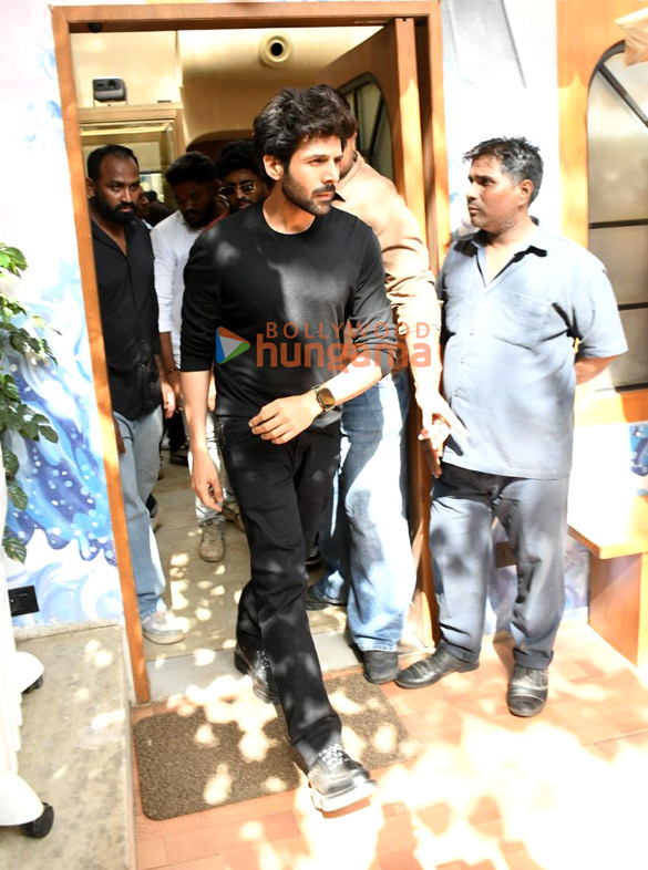 Photos: Kartik Aaryan snapped outside a restaurant in Bandra Photos: Kartik Aaryan snapped outside a restaurant in Bandra