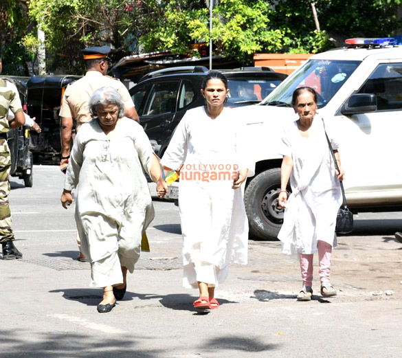 photos malaika arora farhan akhtar david dhawan shatrughan sinha and others attend the funeral of pahlaj nihalani 5