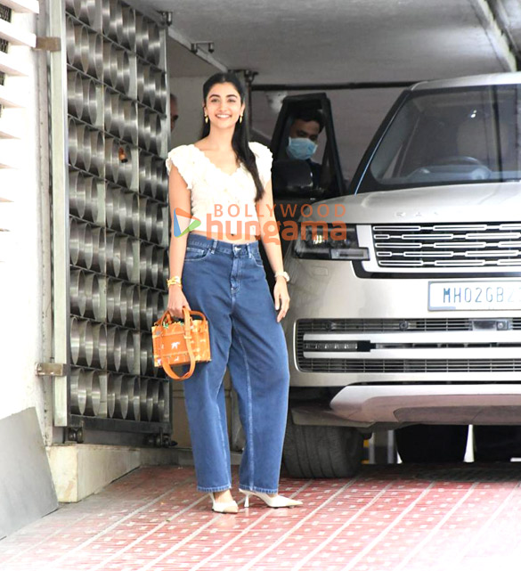 Photos: Pooja Hegde snapped at Matrix Studio Photos: Pooja Hegde snapped at Matrix Studio