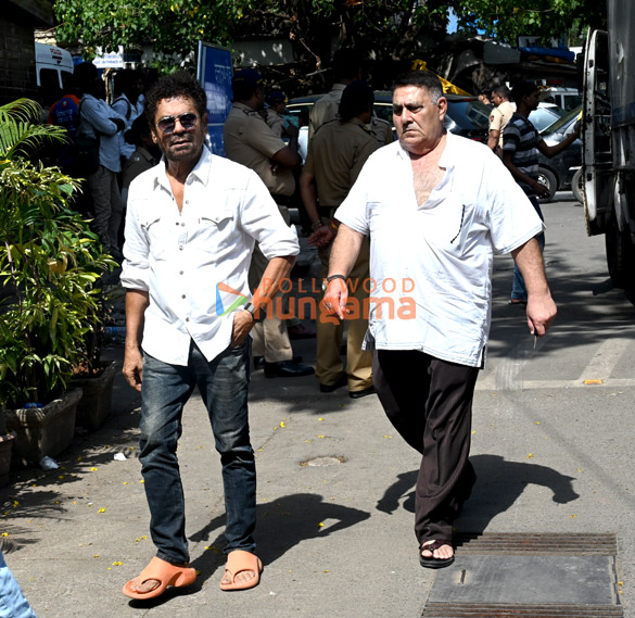 photos saif ali khan malaika arora varun dhawan govinda farhan akhtar david dhawan shatrughan sinha and others attend the funeral of pahlaj nihalani 260 2