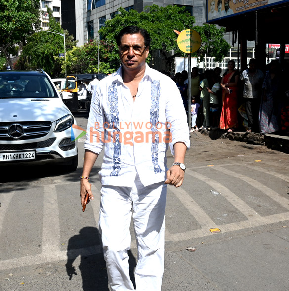 photos saif ali khan malaika arora varun dhawan govinda farhan akhtar david dhawan shatrughan sinha and others attend the funeral of pahlaj nihalani 260 3