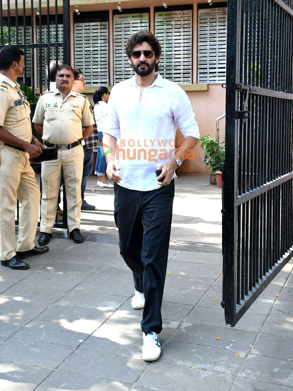 photos saif ali khan malaika arora varun dhawan govinda farhan akhtar david dhawan shatrughan sinha and others attend the funeral of pahlaj nihalani 6