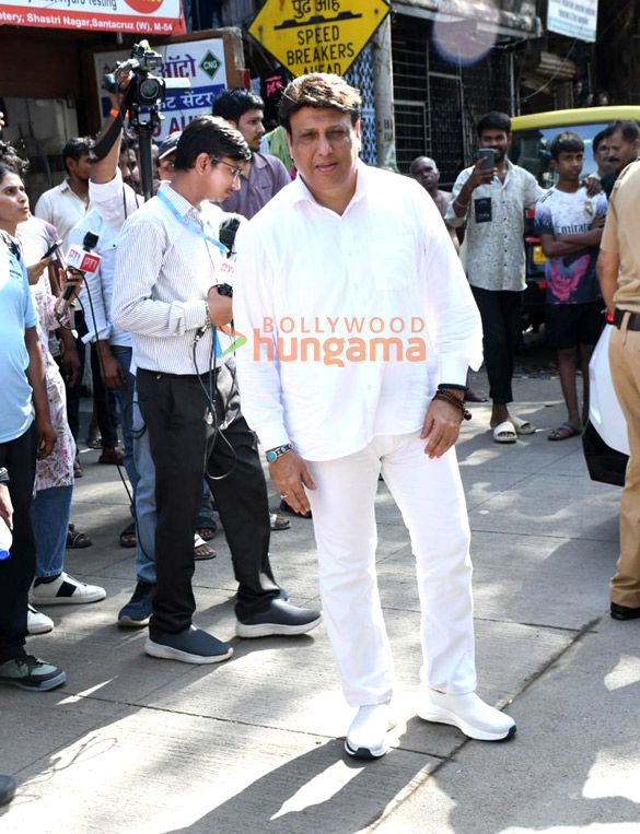 photos saif ali khan malaika arora varun dhawan govinda farhan akhtar david dhawan shatrughan sinha and others attend the funeral of pahlaj nihalani 7