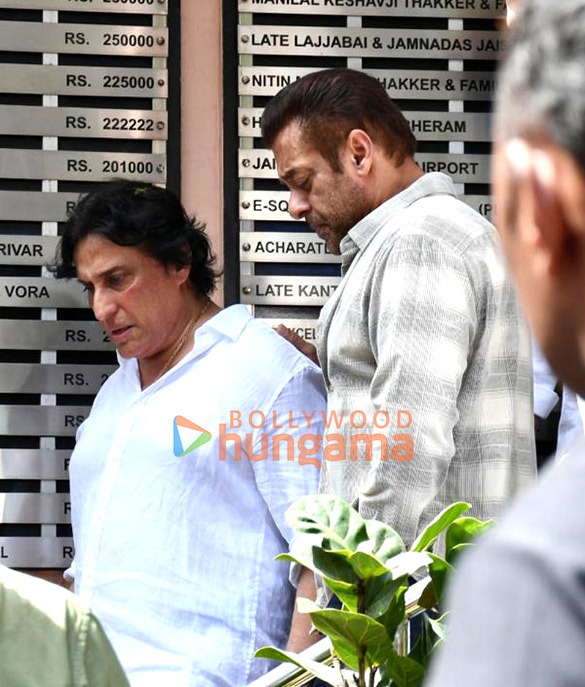 photos salman khan sohail khan arbaaz khan and others snapped at kumud ranes funeral 12