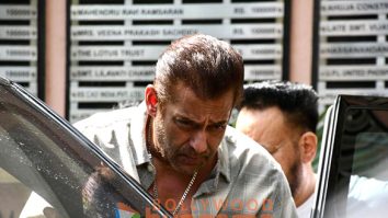 Photos: Salman Khan, Sohail Khan, Arbaaz Khan and others snapped at Kumud Rane’s funeral