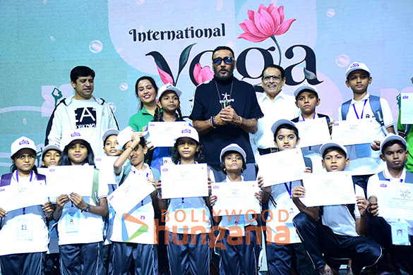 photos shahid kapoor sreeleela amruta fadnavis and others snapped at the international yoga day 26 celebrations 12