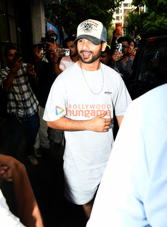 photos shahid kapoor snapped outside a cafe in bandra 4 5