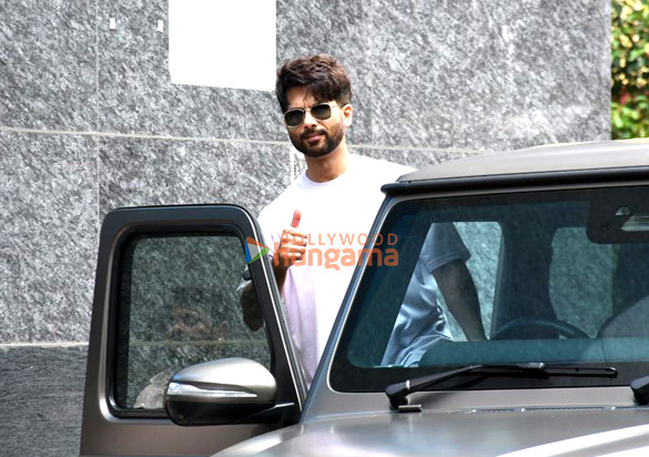 Photos: Shahid Kapoor snapped outside a gym in Bandra Photos: Shahid Kapoor snapped outside a gym in Bandra