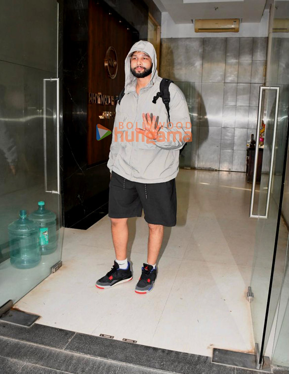 photos siddhant chaturvedi snapped outside a gym in santacruz 2