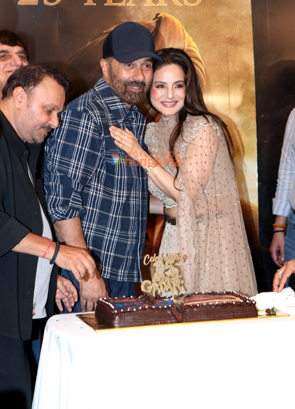 photos sunny deol ameesha patel and others grace celebration of 25 year of gadar ek prem katha 2