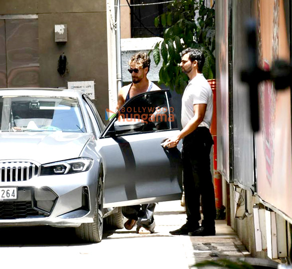 photos tiger shroff snapped outside a clinic in bandra 3 3