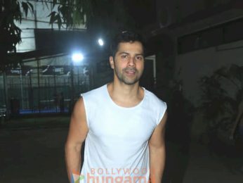 Photos: Varun Dhawan snapped in Bandra Photos: Varun Dhawan snapped in Bandra