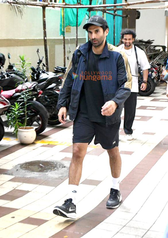 photos aditya roy kapur snapped outside a gym in khar 4