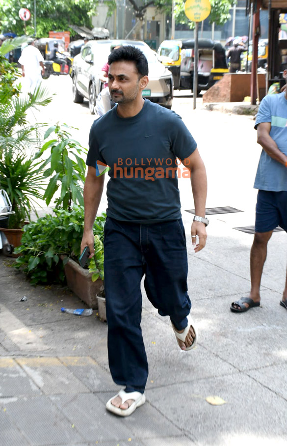 Photos: Celebs attend Pyarelal Ramprasad Sharma’s wife’s funeral Photos: Celebs attend Pyarelal Ramprasad Sharma’s wife’s funeral