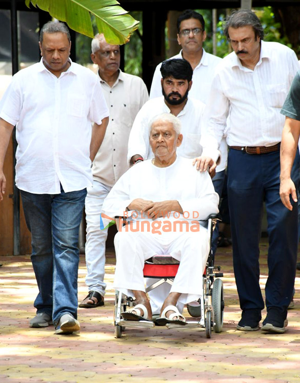 photos celebs attend pyarelal ramprasad sharmas wifes funeral 4