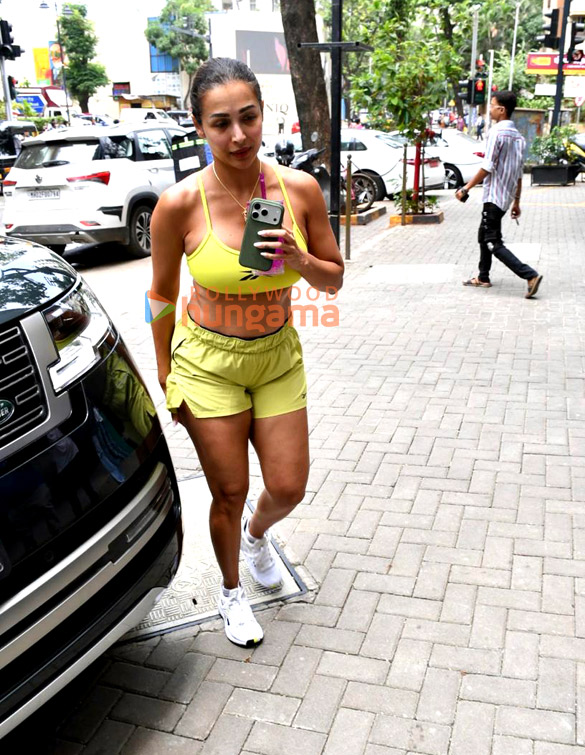 photos malaika arora snapped outside a gym in bandra 3