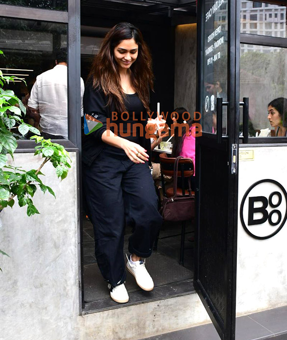 photos mrunal thakur spotted outside a cafe in bandra 2