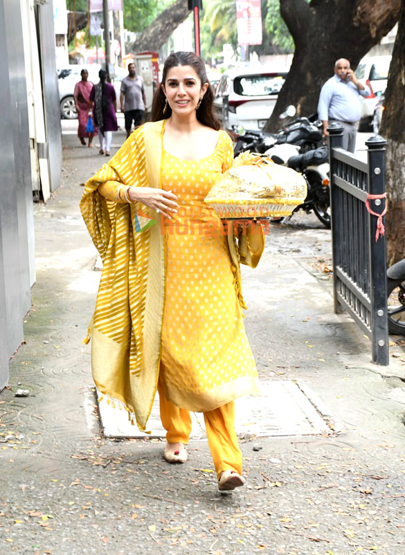 photos nimrat kaur spotted outside dance class in khar on guru purnima 5