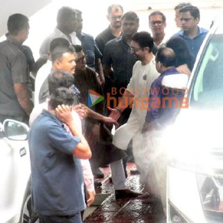 Photos: Raj Thackeray, Irfan Pathan snapped with Aamir Khan after his wedding with Gauri Spratt