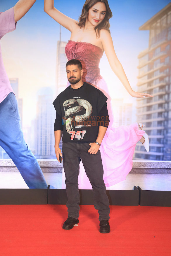 photos rajkumar hirani ahmed khan and others grace the premiere of tera yaar hoon main 23