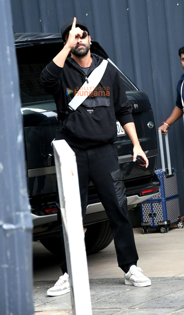 photos ranbir kapoor spotted outside a kalina airport 5