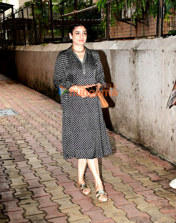 photos raveena tandon snapped outside a clinic in khar 1