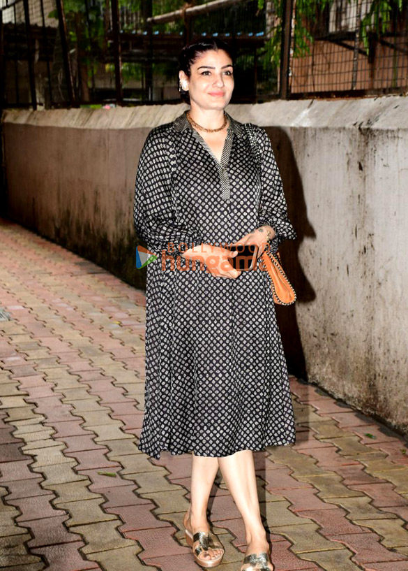 photos raveena tandon snapped outside a clinic in khar 2