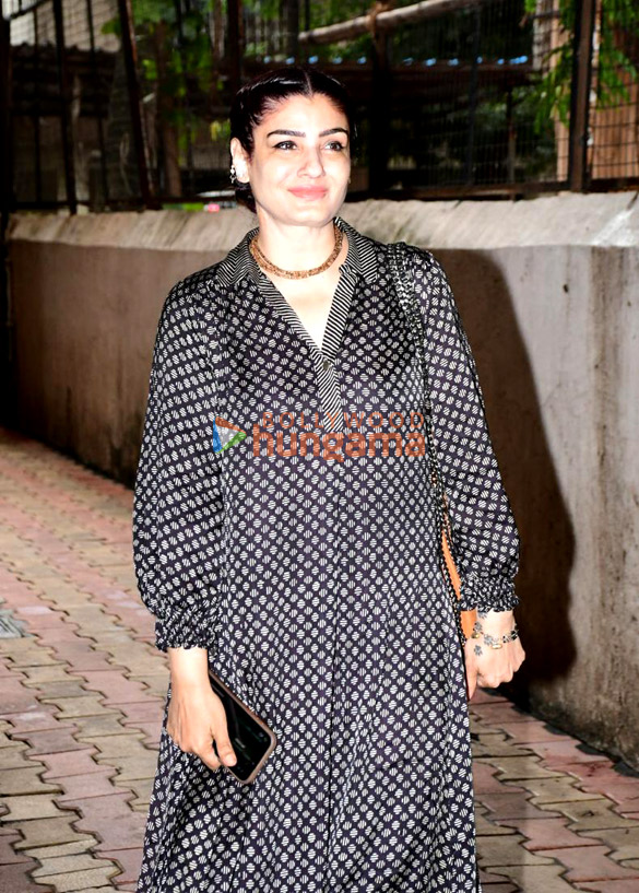 photos raveena tandon snapped outside a clinic in khar 4