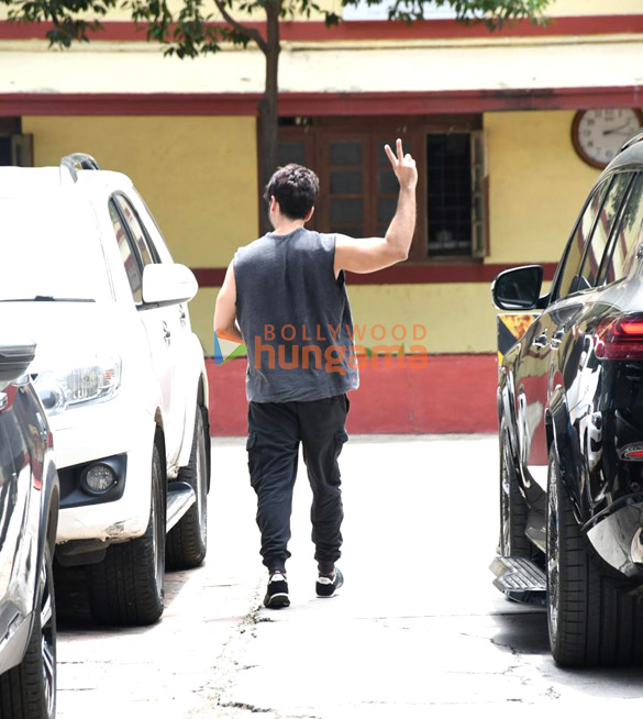 photos shahid kapoor and anusha dandekar snapped at the gym in bandra 3