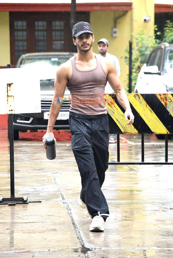 photos shahid kapoor and ishaan khatter snapped at the gym in bandra 1