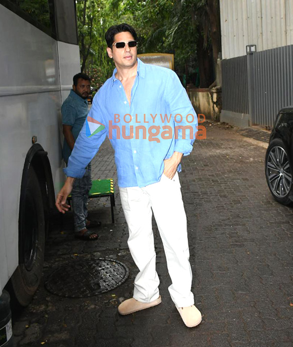 Photos: Sidharth Malhotra snapped arriving for a shoot in Bandra Photos: Sidharth Malhotra snapped arriving for a shoot in Bandra