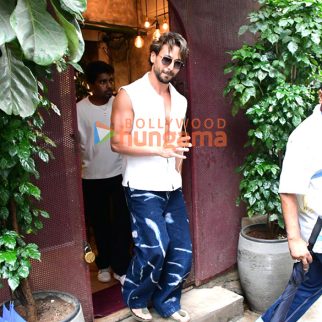 Photos: Tiger Shroff spotted outside a restaurant in Bandra