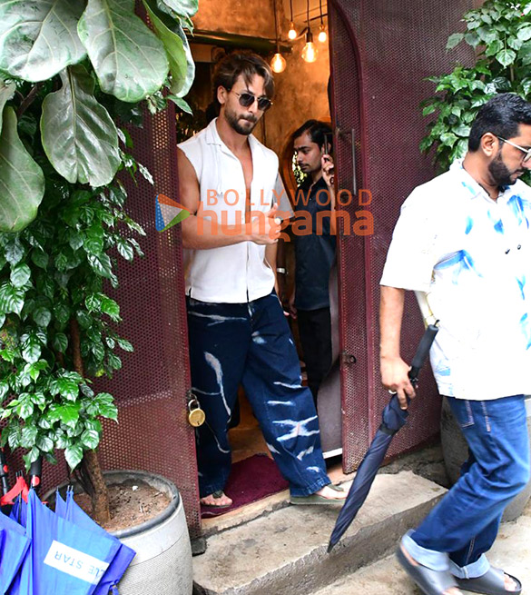 photos tiger shroff spotted outside a restaurant in bandra 4