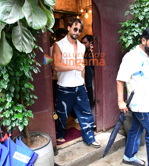 photos tiger shroff spotted outside a restaurant in bandra 5