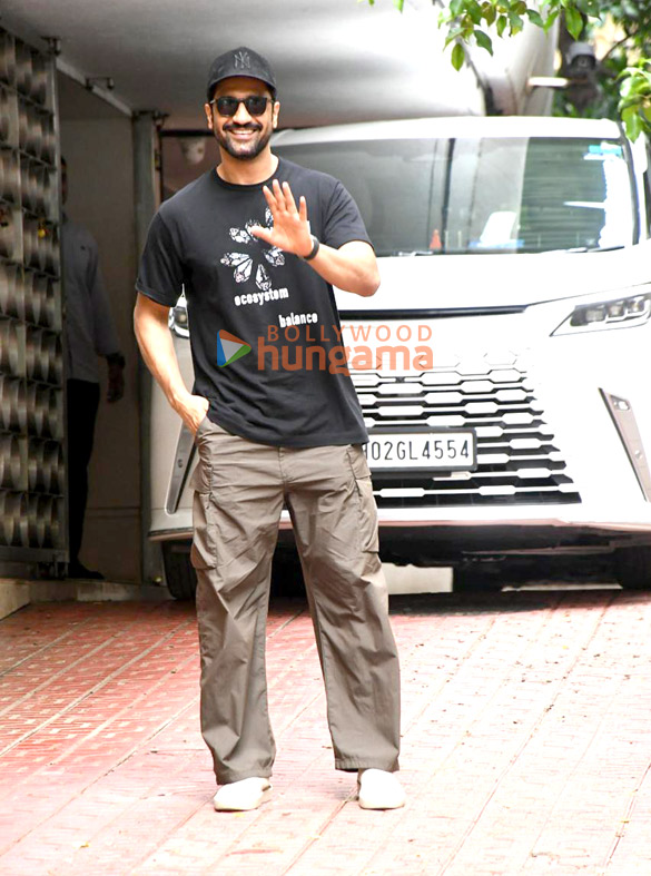 photos vicky kaushal and kriti sanon snapped at matrix office in santacruz 1