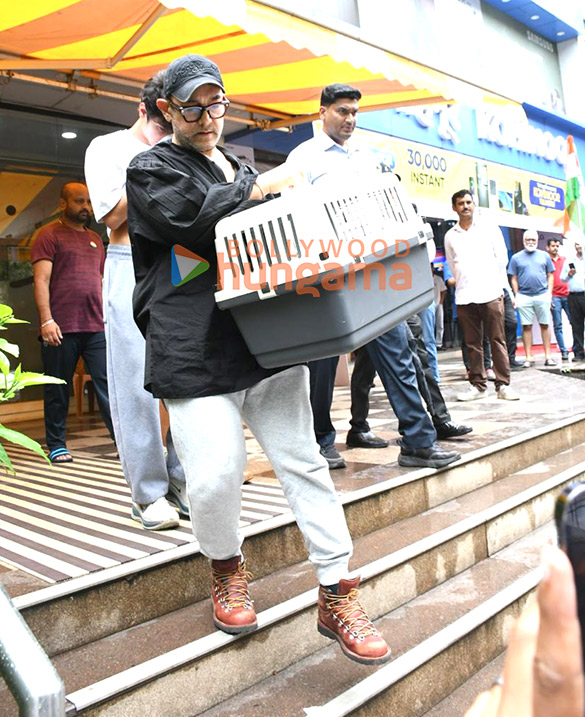 photos aamir khan kiran rao with son azad spotted outside a pet clinic in santacruz 4