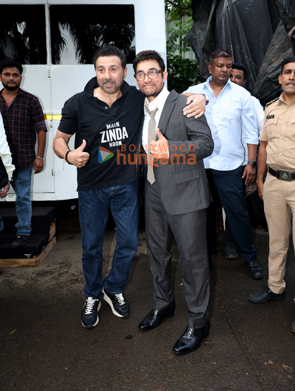 photos aamir khan sunny deol and preity zinta snapped promoting batwara 1947 on the sets of kaun banega crorepati 18 3