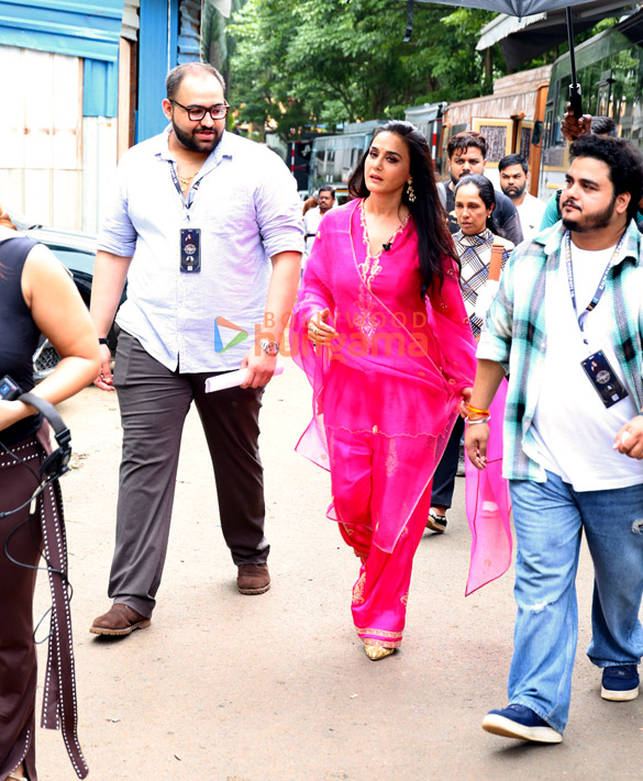 photos aamir khan sunny deol and preity zinta snapped promoting batwara 1947 on the sets of kaun banega crorepati 18 6