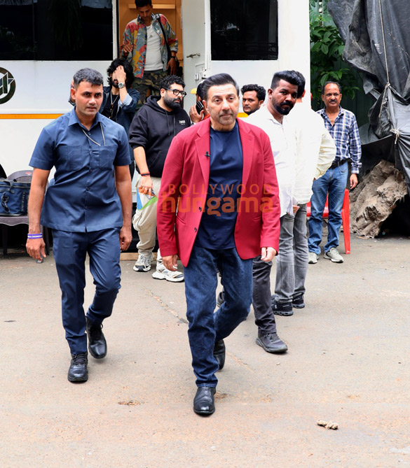 photos aamir khan sunny deol and preity zinta snapped promoting batwara 1947 on the sets of kaun banega crorepati 18 7