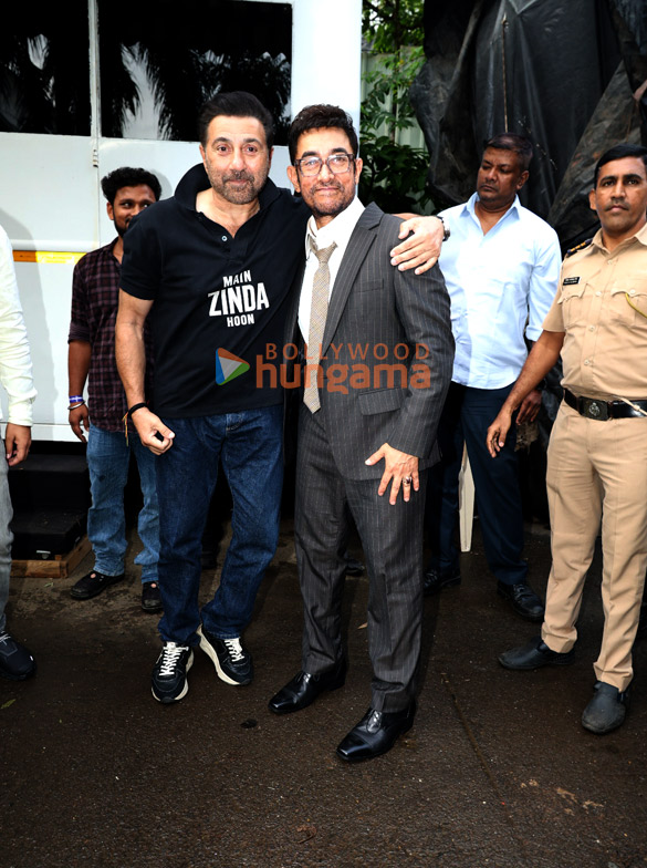 photos aamir khan sunny deol and preity zinta snapped promoting batwara 1947 on the sets of kaun banega crorepati 18 8