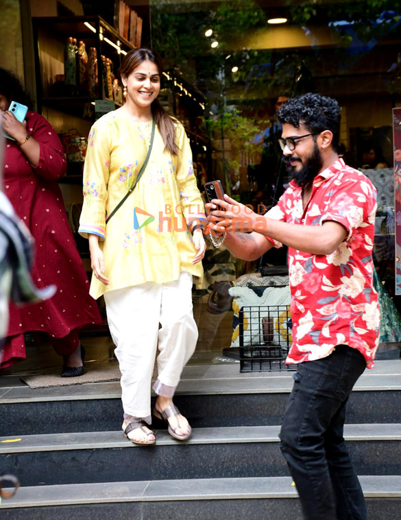photos genelia deshmukh snapped outside a store in bandra 2