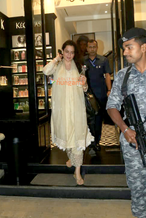 photos kangana ranaut snapped at a salon in bandra 3