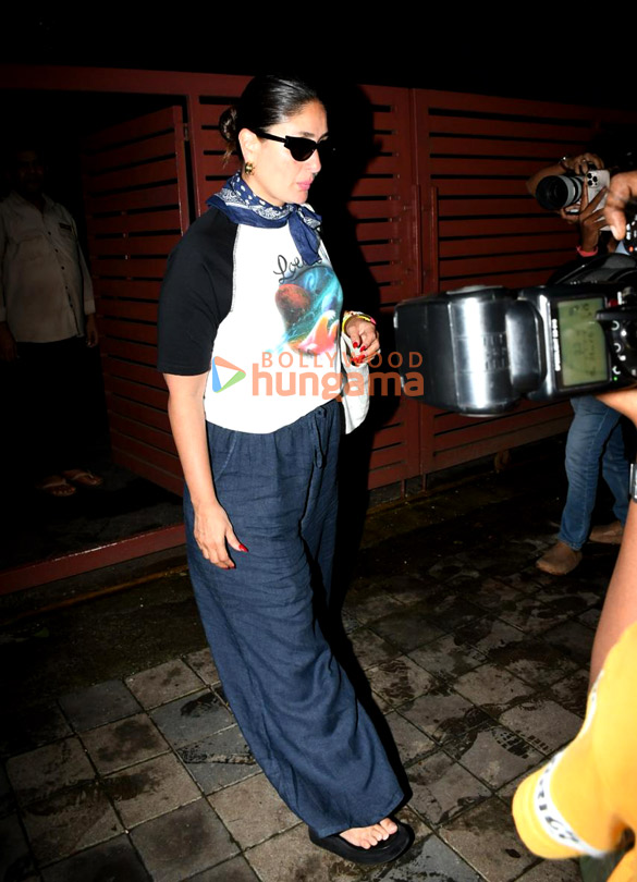 Photos: Kareena Kapoor Khan snapped in Khar Photos: Kareena Kapoor Khan snapped in Khar
