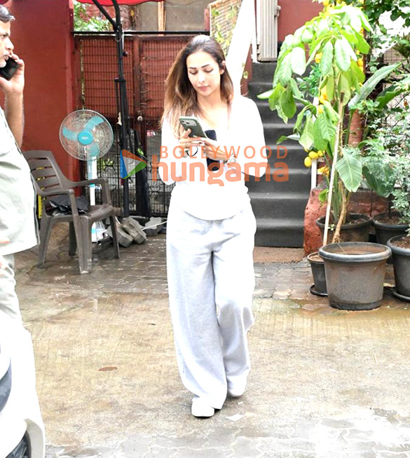 Photos Malaika Arora snapped outside a restaurant in Bandra Photos Malaika Arora snapped outside a restaurant in Bandra