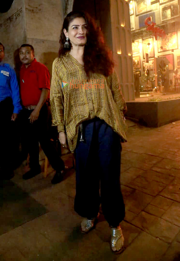 Photos: Raveena Tandon snapped in Bandra Photos: Raveena Tandon snapped in Bandra